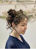 イベントヘアにゆるクシャカールのツインお団子