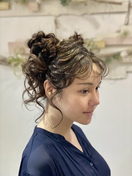 ヘアセットサロンエッジ(Edge) イベントヘアにゆるクシャカールのツインお団子
