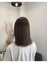 ロッカ(ROCCA) 外ハネミディ×透明感カラー