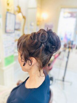 美容室 ティンカーベル お団子ヘア