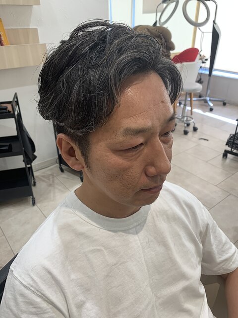 グレイヘアが映える　イケオジメンズカット　人生初パーマ