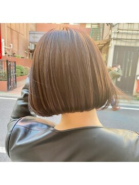 シシ 大宮(She 2.) 大人ショートボブ/ホワイトグレージュ/ブリーチ/ダブルカラー