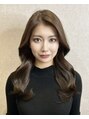 ランソ 新宿(RUNSO) ミディアムレイヤースタイル。透明感のあるオリーブベージュ