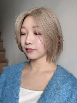 サンク 原宿 表参道(cinq) ハイトーンカラーミディアムレイヤーカットヘーゼルベージュボブ