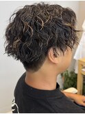 センターパートツイストスパイラル刈り上げメンズショート