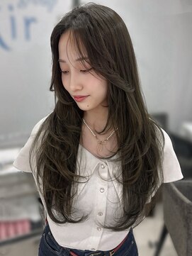 エアー 青山(AIR) 顔周りレイヤーカット耳かけくびれミディアム