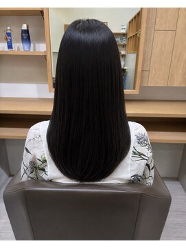ロッカ(ROCCA) 上品なツヤ感が魅力の暗髪ストレート