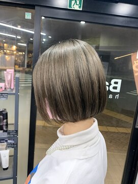 バダス(Badass) ボブ、ミニボブ、グレージュカラー