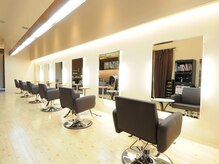 ヘアーズエナジー 彩都店(HAIRS energy)の雰囲気（広々とした店内でゆったり気分）