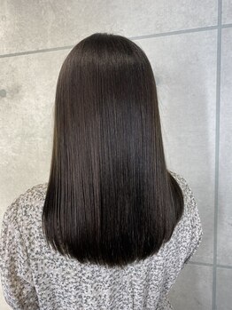 憧れの天使の輪を体感♪毛先をふんわりとカールさせて柔らかでナチュラルな仕上がりの愛されストレートに☆