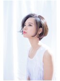 後頭部に丸みのある前下がりショートボブ