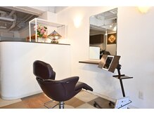 足を伸ばせる、ゆったりとした座り心地のセット椅子です