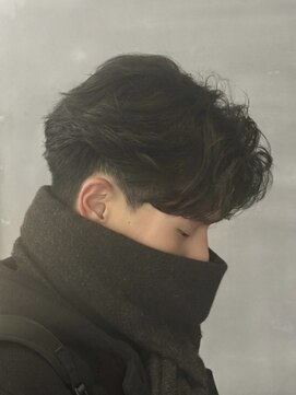 バース バイ ハピネス(BIRTH by happiness) 韓国へアカルマパーマワックスなしセンターパート黒髪ウルフ