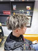 ツイストパーマホワイトメッシュスキンフェードアップバング