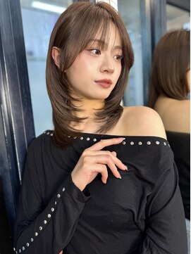 ミディアムレイヤー顔まわりカットバタフライカットレイヤー