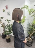切りっぱなしボブに柔らかブラウンベージュ