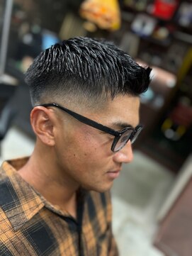 フォーコーナーズカットショップスリーセント 栄(FourCornersCutShop 3/cent) フェードショート