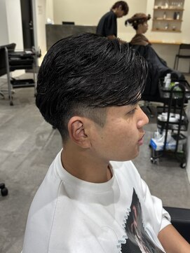 ヒュイル バイ ニアウ(Hwyl by Niau) かき上げショートニュアンスパーマ刈り上げショートメンズカット