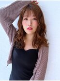 大人かわいいナチュラルブラウンのフェミニンスタイル