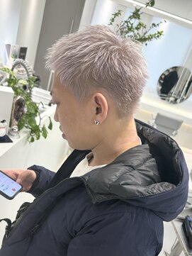 アールプラス 新宿(ar+) ホワイトシルバー