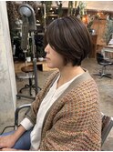 ナチャラルベージュ白髪ぼかしショートスタイル