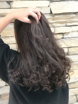 ヴォーロ レジェンダ ラフな動きの巻き髪ロングレイヤー