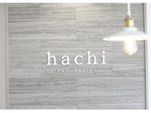 ハチ(hachi)の雰囲気（外からの自然光で明るい店内でお客様をお迎えします。）