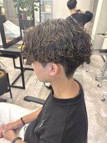 コードバイケンジ 戸塚(CODE by KENJE)&nbsp;センターパート×波巻きパーマでこなれ感アップ