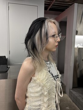 オーン 渋谷(OOn) ホワイトブロンド×ブルーブラックのレイヤーウルフ