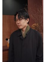 イー(E) 余裕を感じるセンターパートパーマ