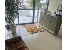 ワープ(warp)の雰囲気（店舗入り口前に車停めれます。）
