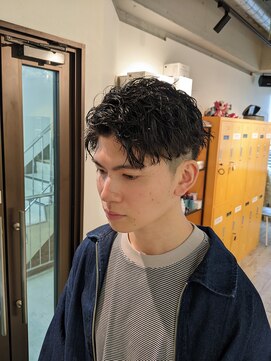 コワファーストナガサキシャンプーボーイ(COIFF1RST NAGASAKI SHAMPOO BOY) ショートアップバング×縦落ちスパイラルパーマ