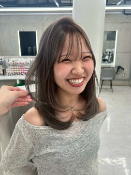 ミディアムレイヤー/顔まわりカット/カーキアッシュ