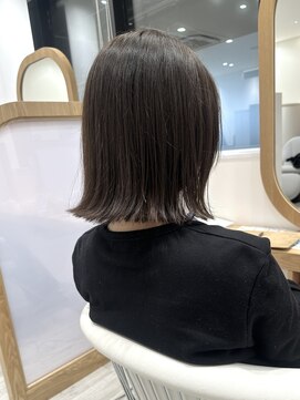 アドラーブル ココロ 新潟(adorable CoCoLo) 20代30代透明感暗髪アッシュブルーグレージュ外ハネボブ