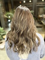 ウェリラバイハク(WeLila by haku) 白髪活かしハイライト×レイヤーカット