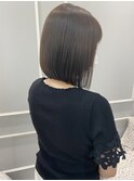 透け感のある暗髪カラー×前下がり内巻きボブ