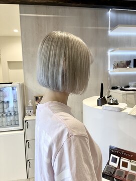 プラス ファースト ヘア(Plus 1st) ホワイトカラー×ハイトーン×ケアブリーチ×ミニボブ