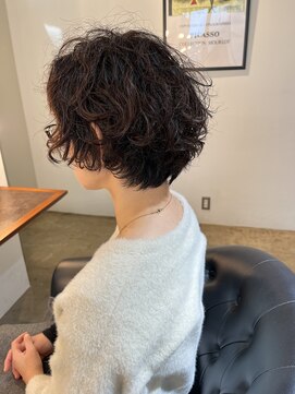 ビハインドザカーテン(BEHIND THE CURTAIN) ショートボブ×くせ毛を活かした無造作パーマ