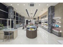 ゼル 草加中央店(ZELE)の雰囲気（広々とした、開放的なサロンです。）