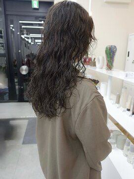 チーカ(chica) 柔らか、くるくるロングパーマ×オリーブグレージュ