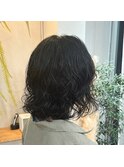 黒髪ミディアムウェーブパーマ