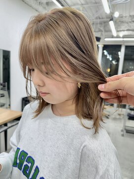 キラ 原宿(KILLA) イヤリングカラー_インナーカラー_こなれミディ_レイヤー_前髪