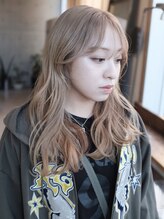透明感あるベージュカラーが可愛い♪ブリーチでお洒落ヘアに◎[カット/ミディアム/ロング/レイヤーカット]