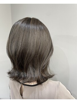 バッカ(BACCA) ミディアム　重めレイヤースタイル