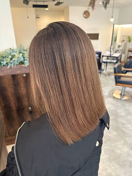 オーバルヘアー(OVAL hair) 透き通る髪色で引き出すミディアムスタイル