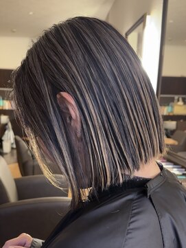 ゼウス(Zeus.) 海外ヘアーハッシュカットレイヤーカットハイライトカラー