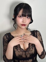 ステラ(Stella) 下めのまとめ髪襟足後れ毛あり。