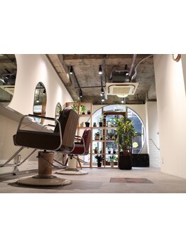 透明感・抜け感のあるデザインカラー技術に定評のある《jako》。お悩みやご要望もお気軽に♪