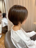 カミエ(kamie)&nbsp;透明感溢れるホワイトショート × 上質な艶感
