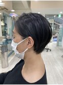 アシンメトリーショートボブ耳かけ黒髪スタイル